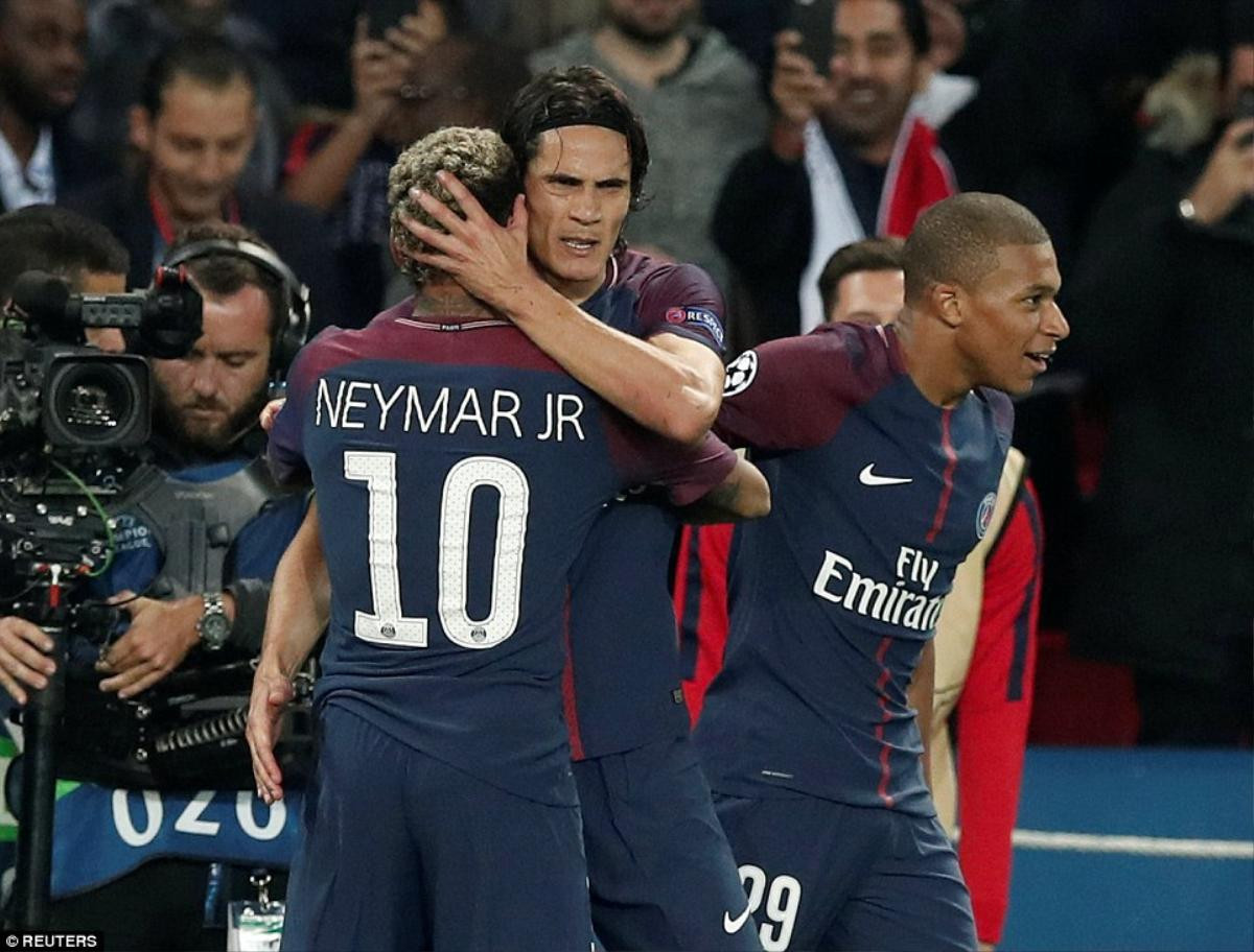 Cùng  'hủy diệt' Bayern, Neymar và Cavani trao nhau những cử chỉ ân cần Ảnh 2