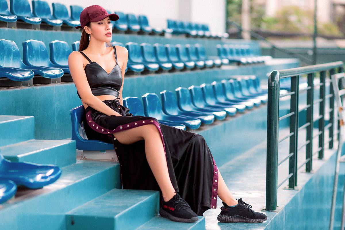 'Nữ hoàng sporty-chic' Minh Tú chọn Nike Air Jordan, chối từ giày cao gót khi diện style đời thường Ảnh 1