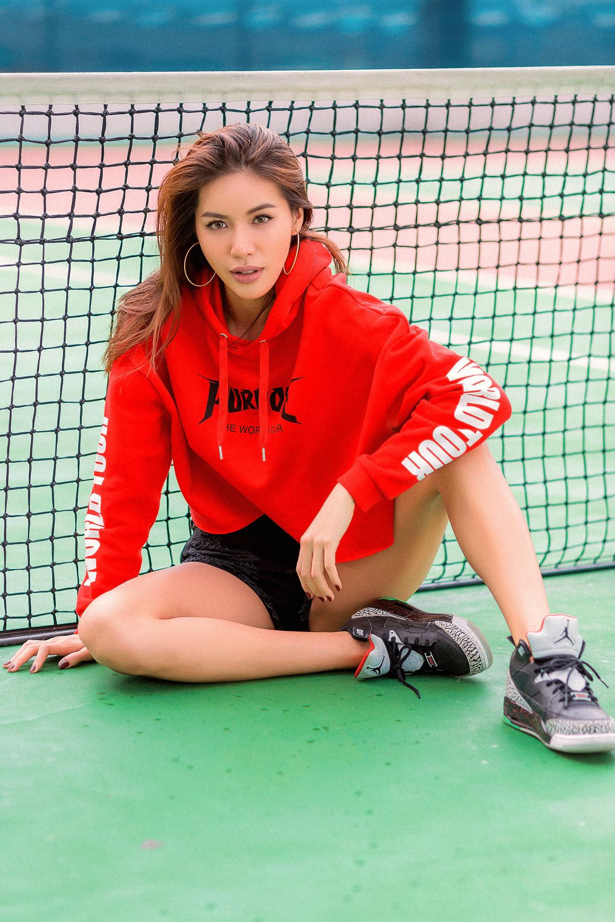 'Nữ hoàng sporty-chic' Minh Tú chọn Nike Air Jordan, chối từ giày cao gót khi diện style đời thường Ảnh 7