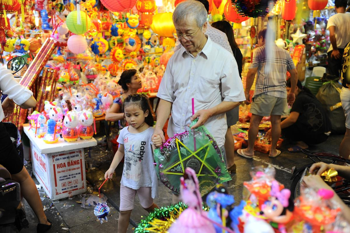 Tết Trung thu đã tràn về trên từng ngõ phố Hà Nội Ảnh 13