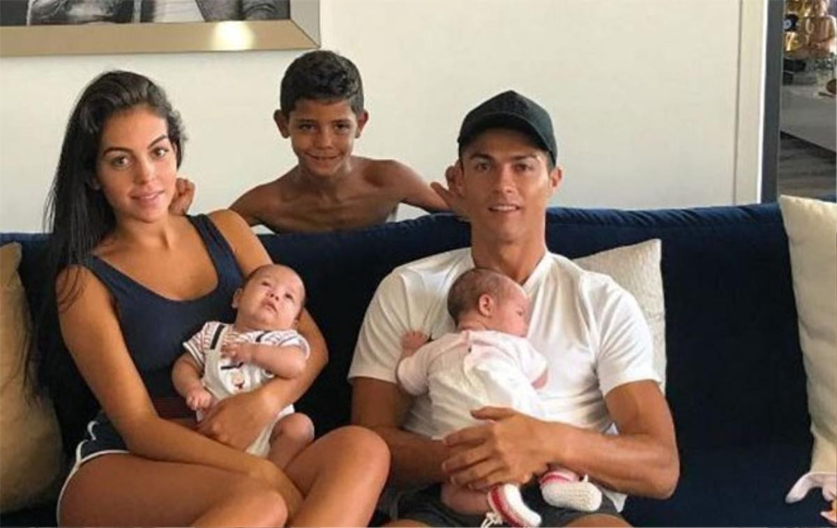 Cristiano Ronaldo và Georgina chọn xong tên cho con gái? Ảnh 1