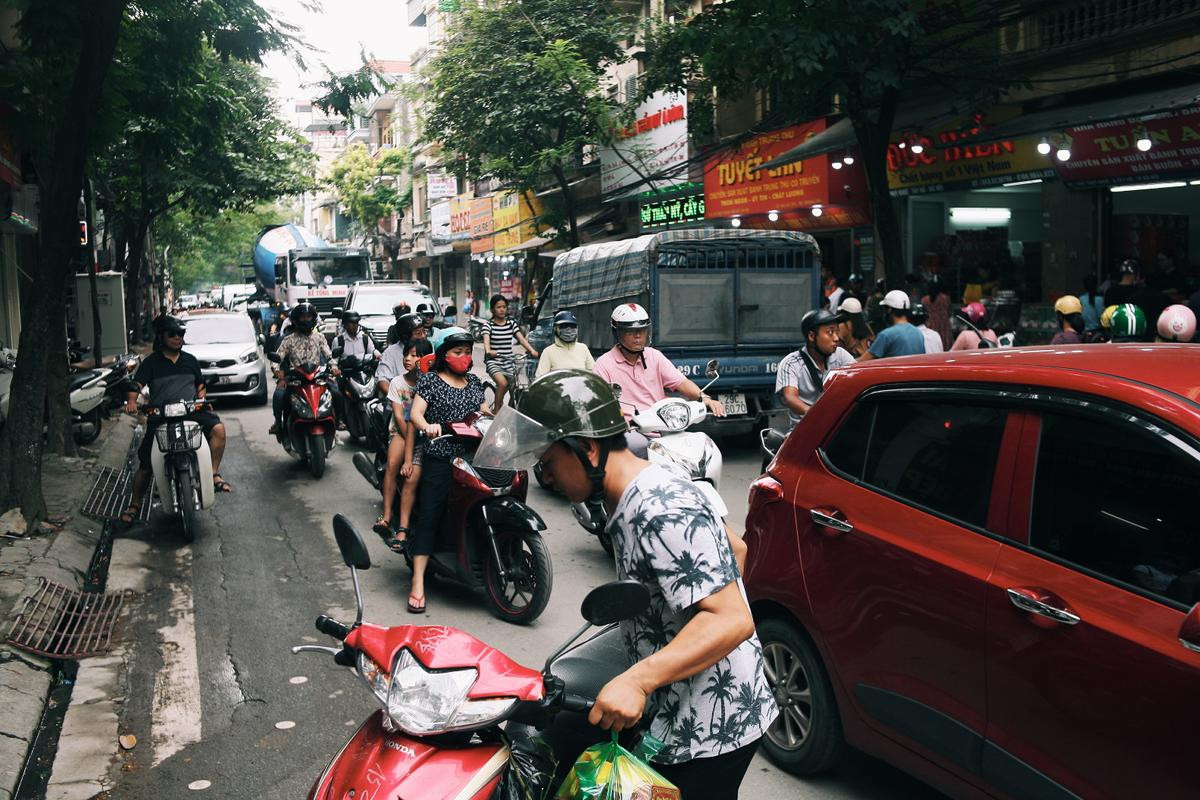 Hà Nội: Dòng người xếp hàng dài cả trăm mét chờ mua 'đặc sản' bánh Trung thu Bảo Phương Ảnh 5