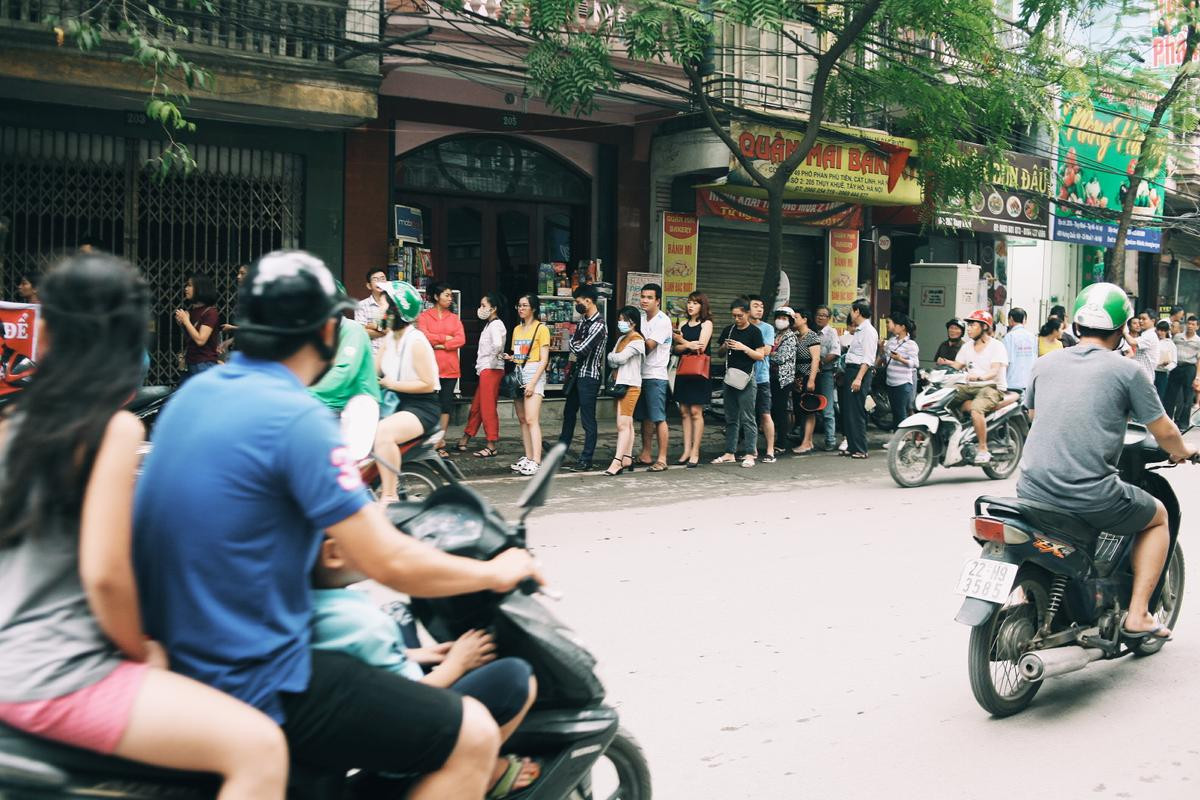 Hà Nội: Dòng người xếp hàng dài cả trăm mét chờ mua 'đặc sản' bánh Trung thu Bảo Phương Ảnh 2