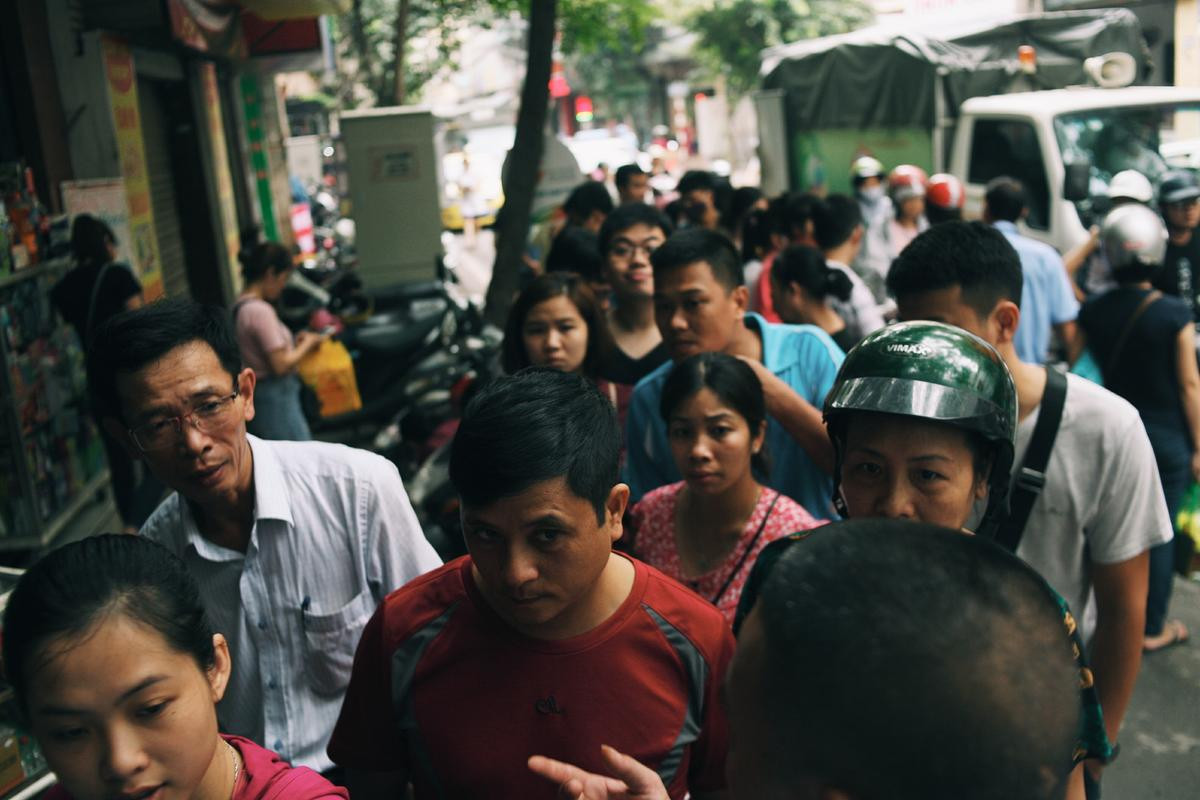 Hà Nội: Dòng người xếp hàng dài cả trăm mét chờ mua 'đặc sản' bánh Trung thu Bảo Phương Ảnh 3