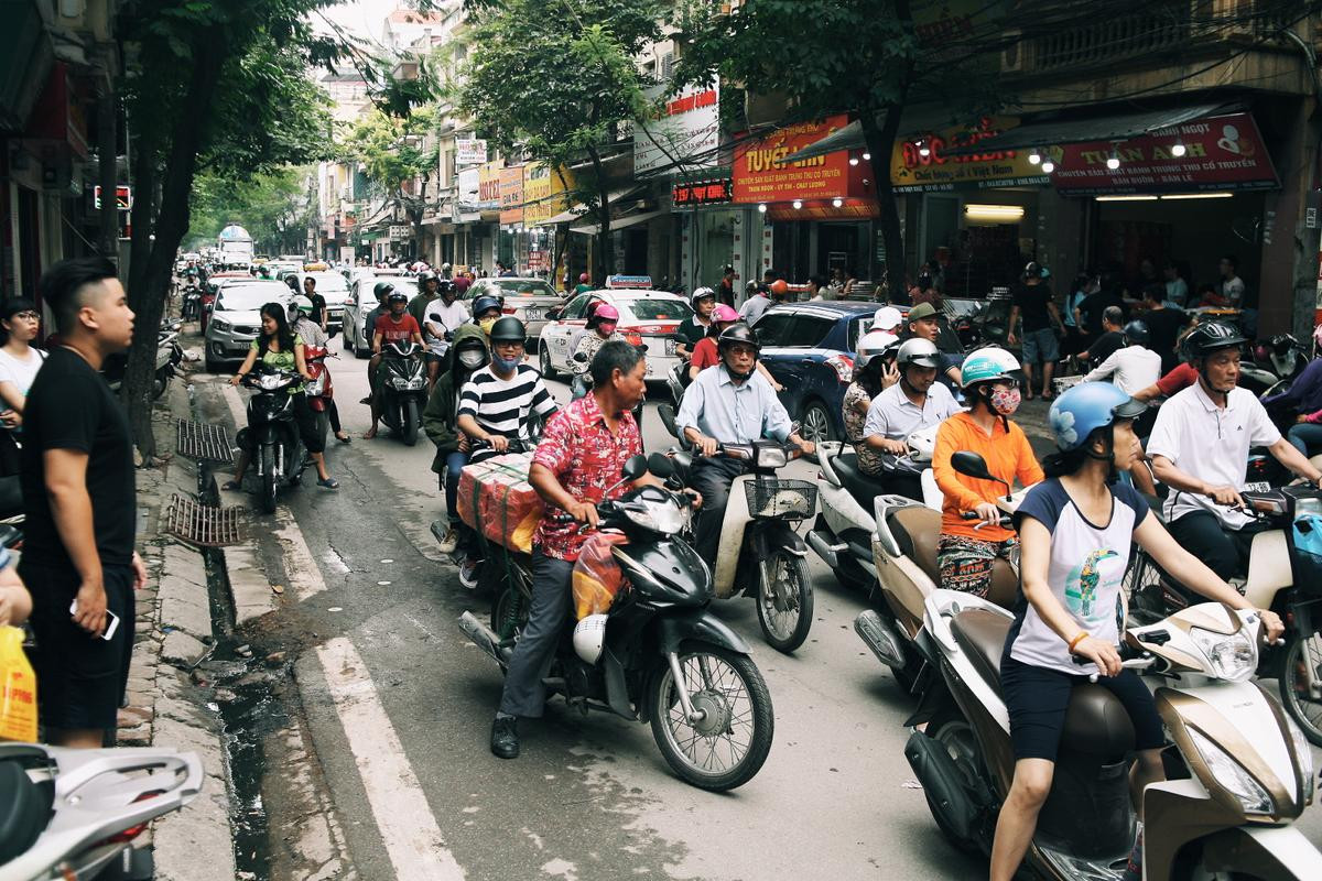 Hà Nội: Dòng người xếp hàng dài cả trăm mét chờ mua 'đặc sản' bánh Trung thu Bảo Phương Ảnh 6