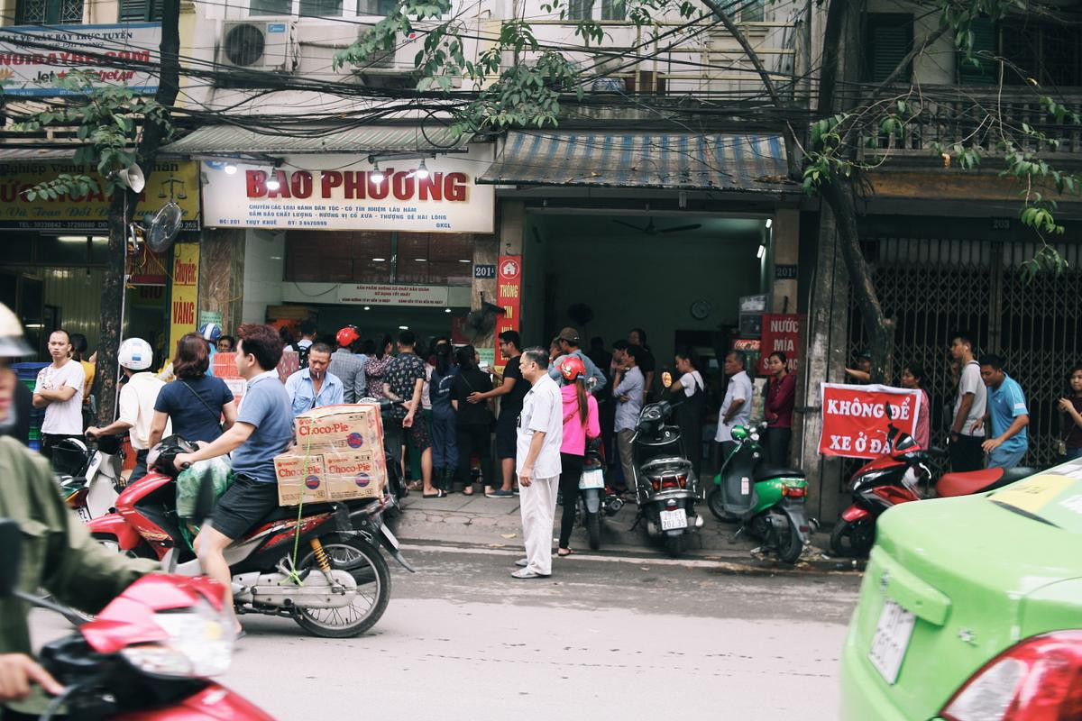 Hà Nội: Dòng người xếp hàng dài cả trăm mét chờ mua 'đặc sản' bánh Trung thu Bảo Phương Ảnh 4