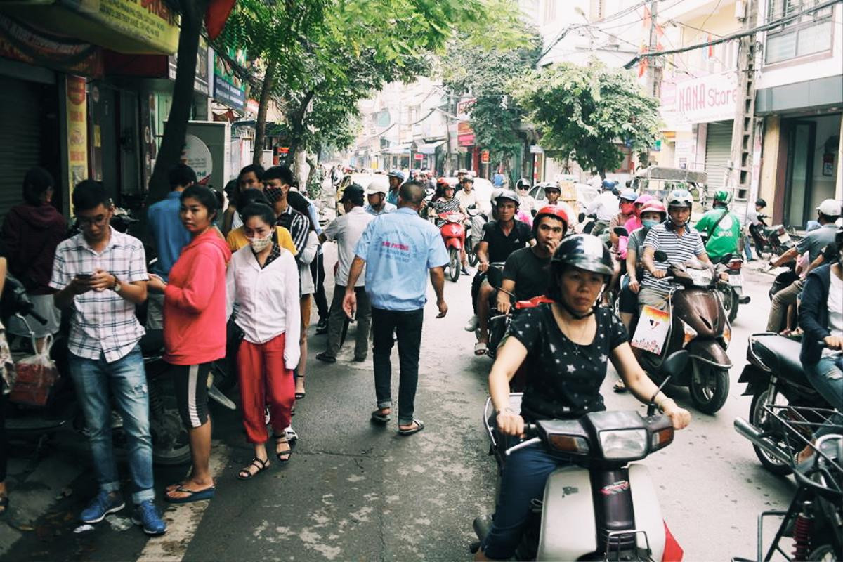 Hà Nội: Dòng người xếp hàng dài cả trăm mét chờ mua 'đặc sản' bánh Trung thu Bảo Phương Ảnh 8