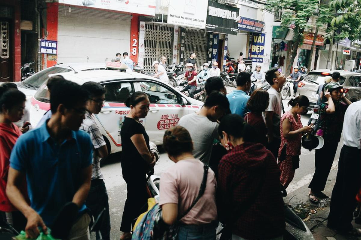 Hà Nội: Dòng người xếp hàng dài cả trăm mét chờ mua 'đặc sản' bánh Trung thu Bảo Phương Ảnh 7