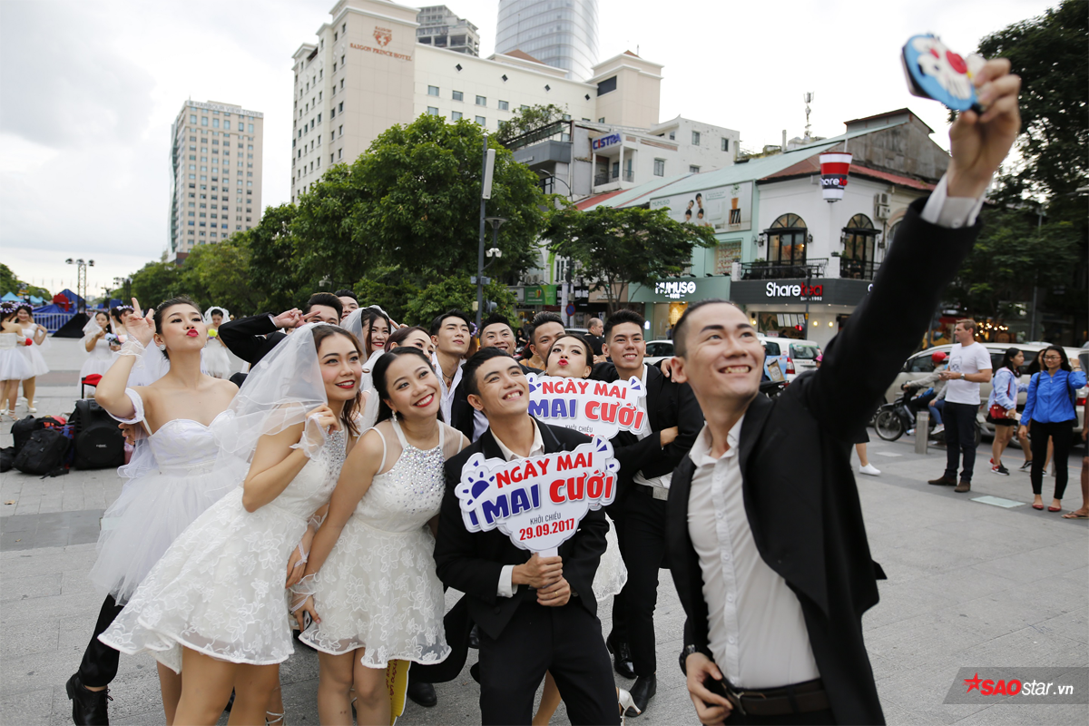 Hàng chục cô dâu, chú rể nhảy flashmob khiến phố đi bộ Nguyễn Huệ 'tắc nghẽn' Ảnh 3