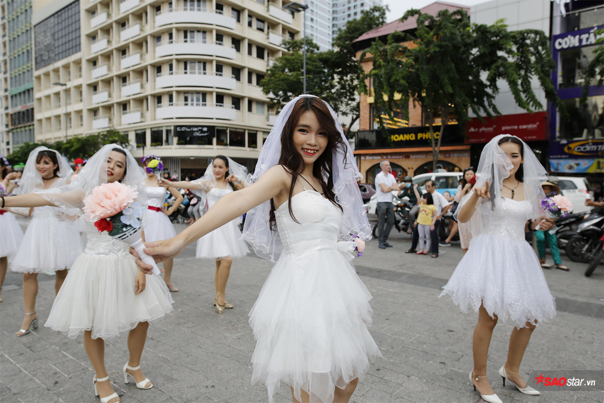 Hàng chục cô dâu, chú rể nhảy flashmob khiến phố đi bộ Nguyễn Huệ 'tắc nghẽn' Ảnh 5