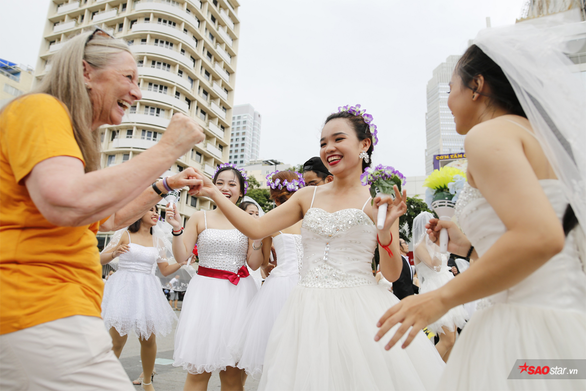 Hàng chục cô dâu, chú rể nhảy flashmob khiến phố đi bộ Nguyễn Huệ 'tắc nghẽn' Ảnh 6