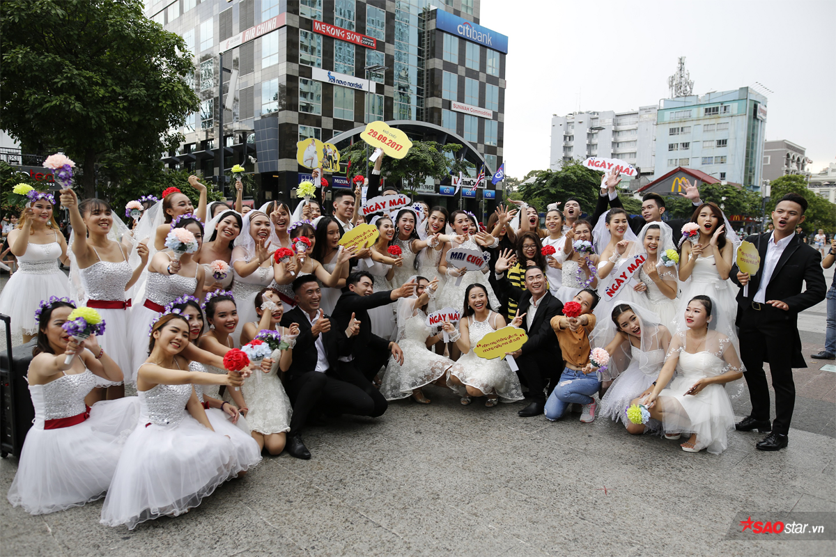 Hàng chục cô dâu, chú rể nhảy flashmob khiến phố đi bộ Nguyễn Huệ 'tắc nghẽn' Ảnh 2