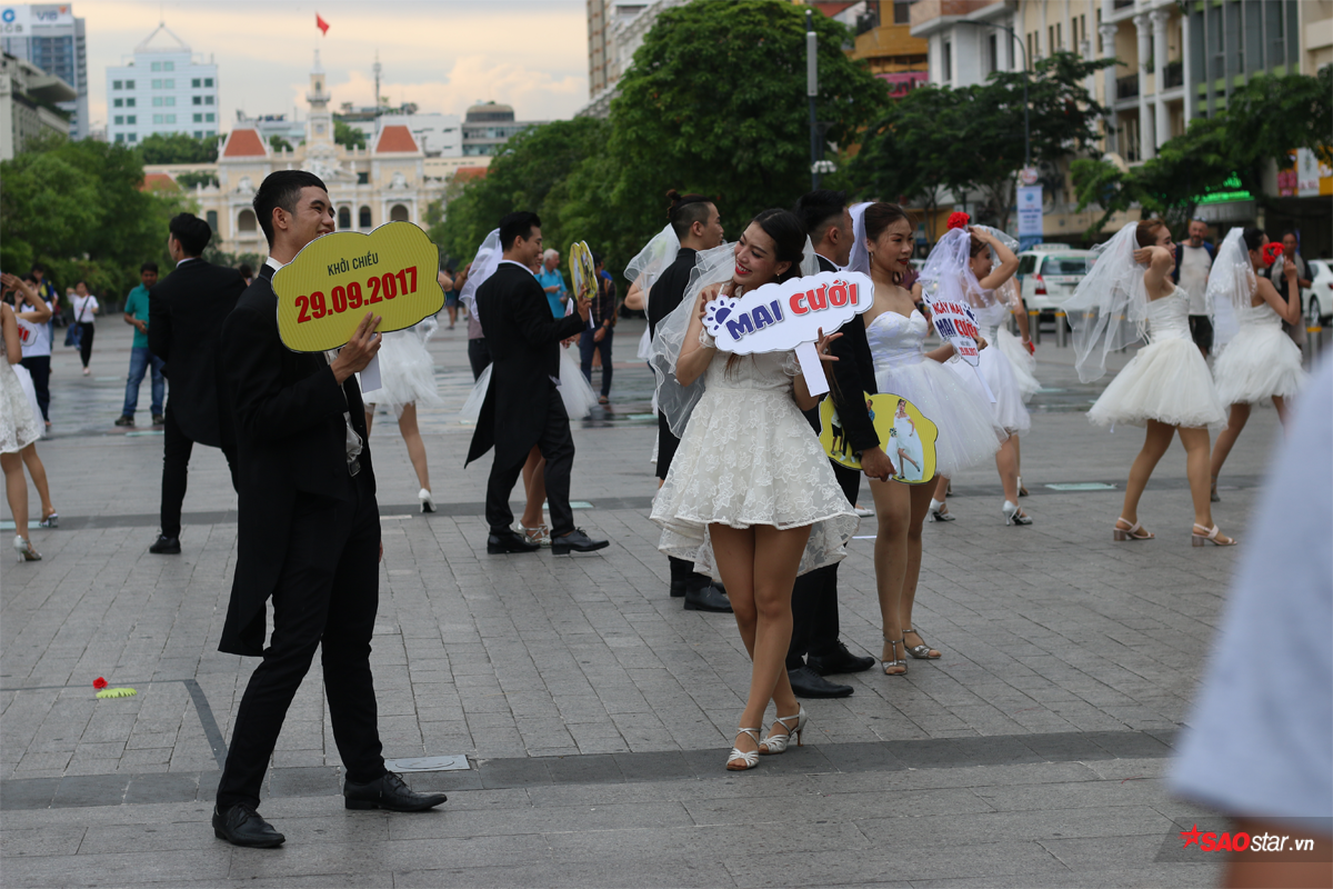 Hàng chục cô dâu, chú rể nhảy flashmob khiến phố đi bộ Nguyễn Huệ 'tắc nghẽn' Ảnh 1