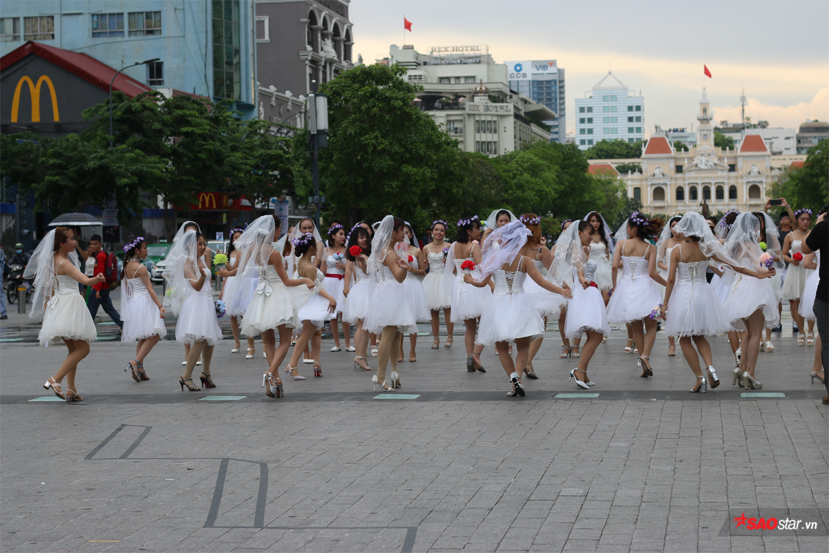 Hàng chục cô dâu, chú rể nhảy flashmob khiến phố đi bộ Nguyễn Huệ 'tắc nghẽn' Ảnh 4