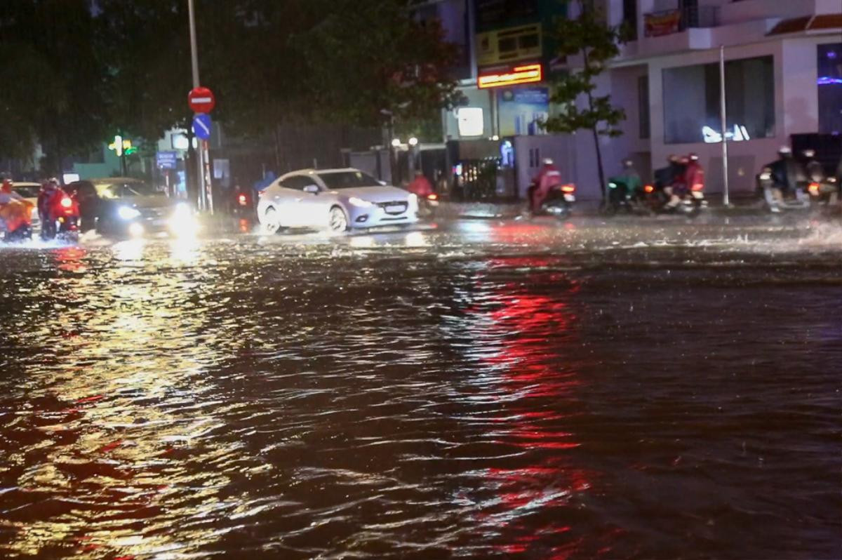 Khu phố nhà giàu ở Sài Gòn chìm trong biển nước mênh mông sau cơn mưa lớn kèm sấm sét Ảnh 1