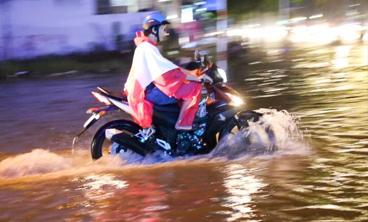 Khu phố nhà giàu ở Sài Gòn chìm trong biển nước mênh mông sau cơn mưa lớn kèm sấm sét Ảnh 2