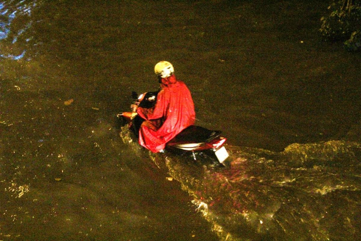 Khu phố nhà giàu ở Sài Gòn chìm trong biển nước mênh mông sau cơn mưa lớn kèm sấm sét Ảnh 10