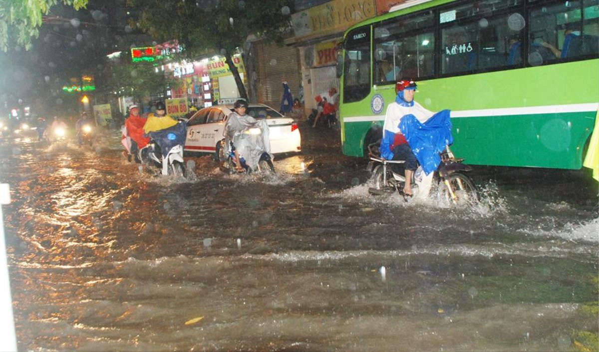 Khu phố nhà giàu ở Sài Gòn chìm trong biển nước mênh mông sau cơn mưa lớn kèm sấm sét Ảnh 9