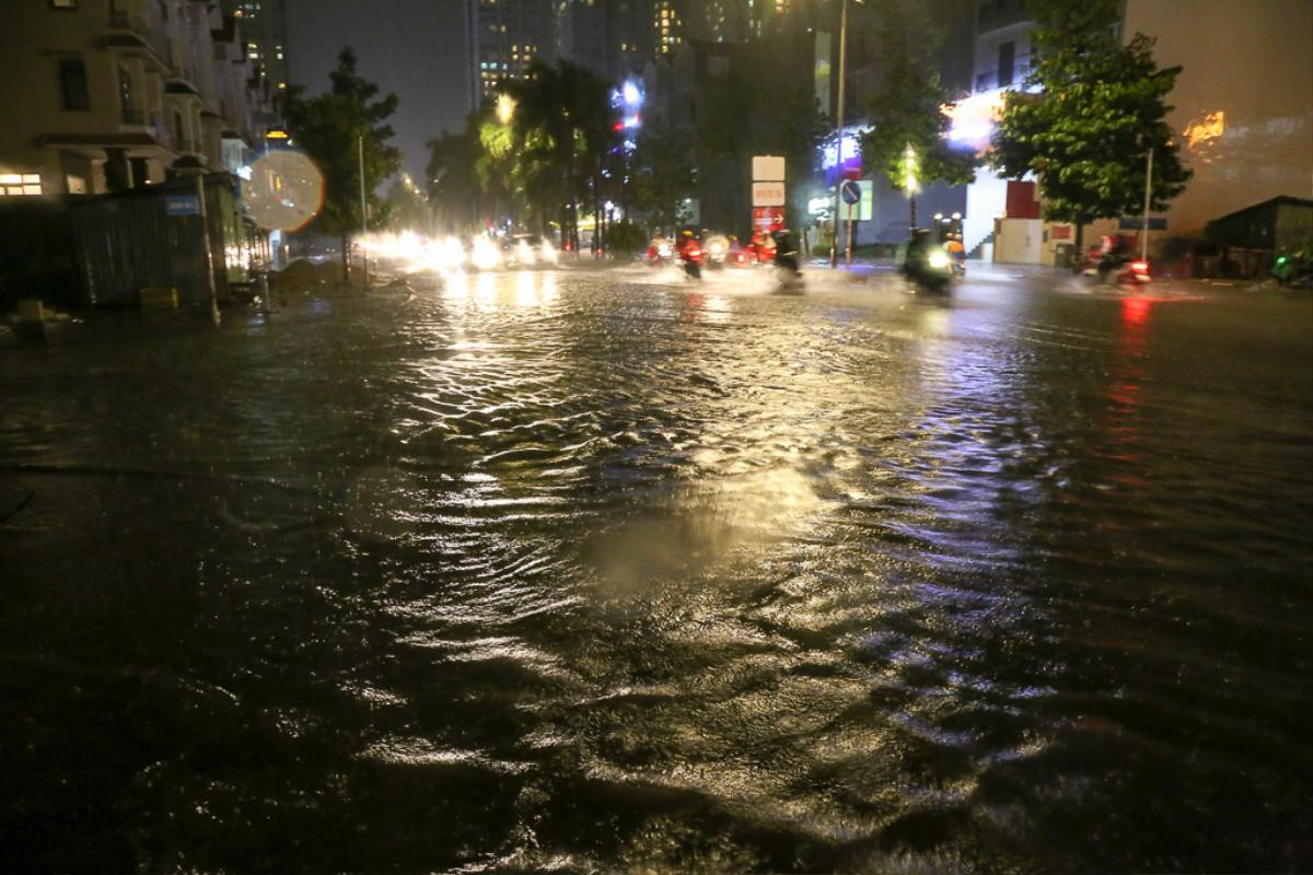 Khu phố nhà giàu ở Sài Gòn chìm trong biển nước mênh mông sau cơn mưa lớn kèm sấm sét Ảnh 7