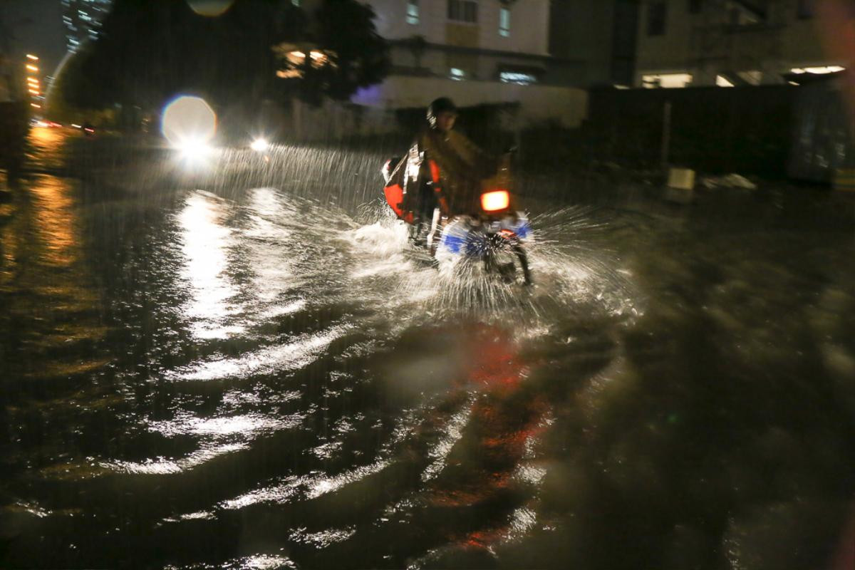 Khu phố nhà giàu ở Sài Gòn chìm trong biển nước mênh mông sau cơn mưa lớn kèm sấm sét Ảnh 11