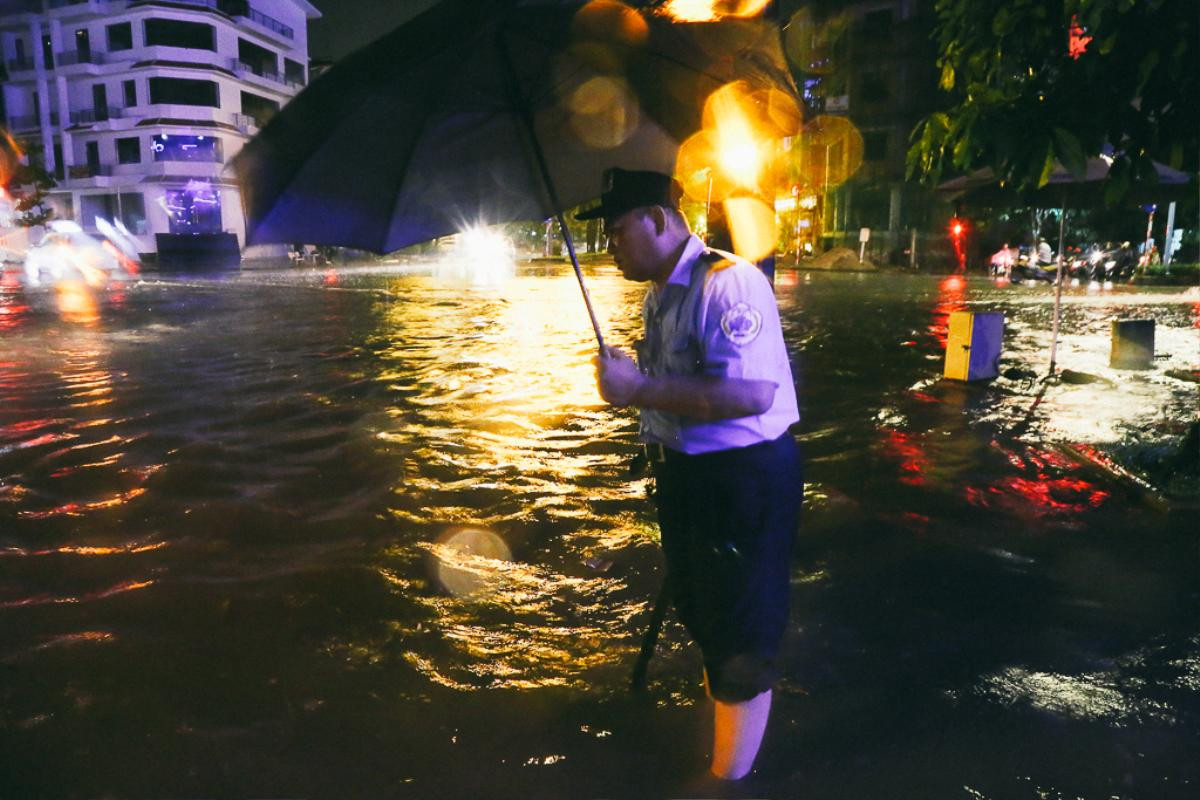 Khu phố nhà giàu ở Sài Gòn chìm trong biển nước mênh mông sau cơn mưa lớn kèm sấm sét Ảnh 6