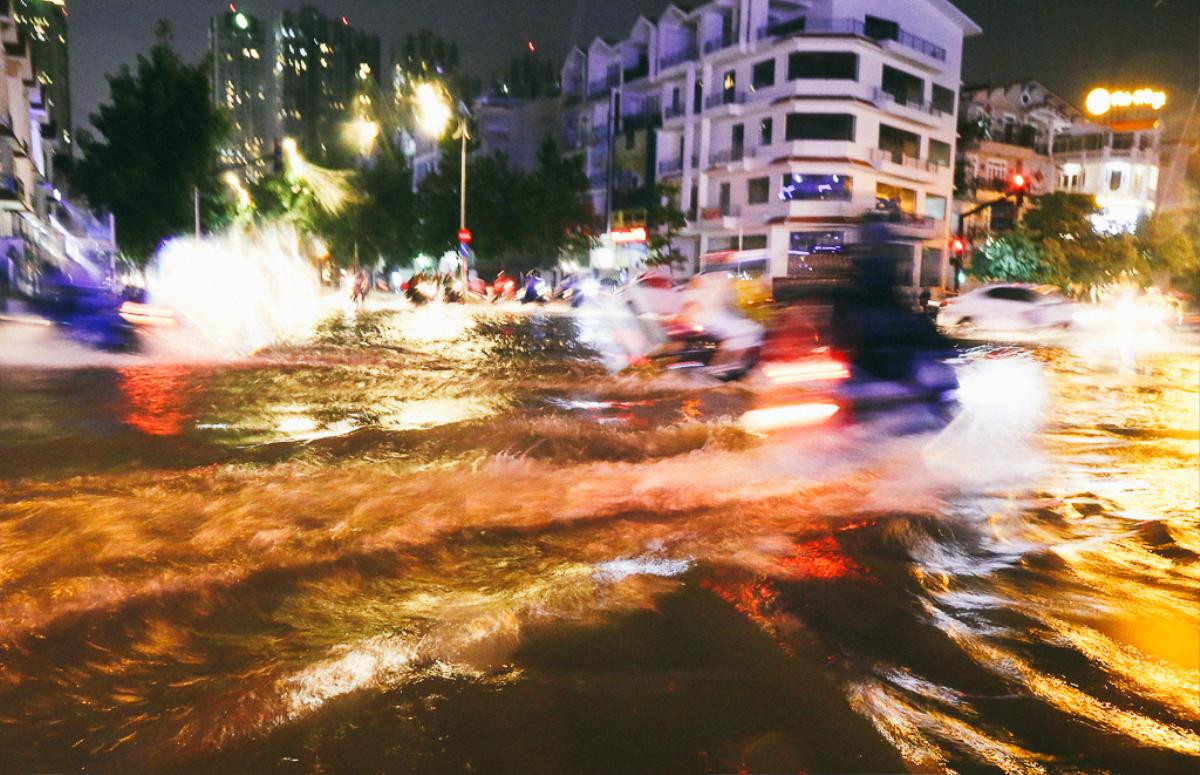 Khu phố nhà giàu ở Sài Gòn chìm trong biển nước mênh mông sau cơn mưa lớn kèm sấm sét Ảnh 4