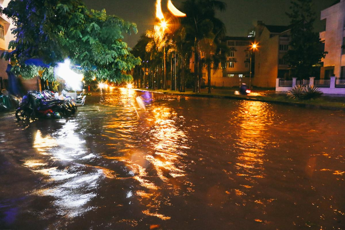 Khu phố nhà giàu ở Sài Gòn chìm trong biển nước mênh mông sau cơn mưa lớn kèm sấm sét Ảnh 3