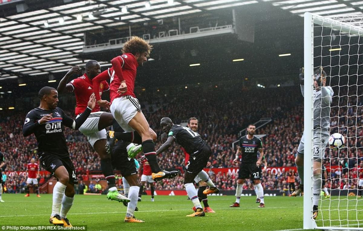 Ảnh troll: 'Chân gỗ' Fellaini đoạt 4 quả bóng vàng, xứng đáng thế chỗ 'vua bóng đá' Pele Ảnh 1