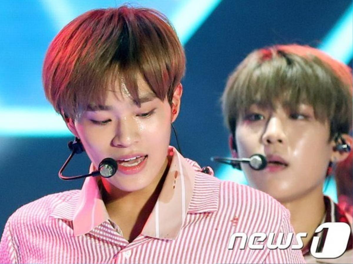 Thành viên Wanna One chấn thương, netizen phẫn nộ khi quản lí bắt ở lại chụp ảnh Ảnh 1