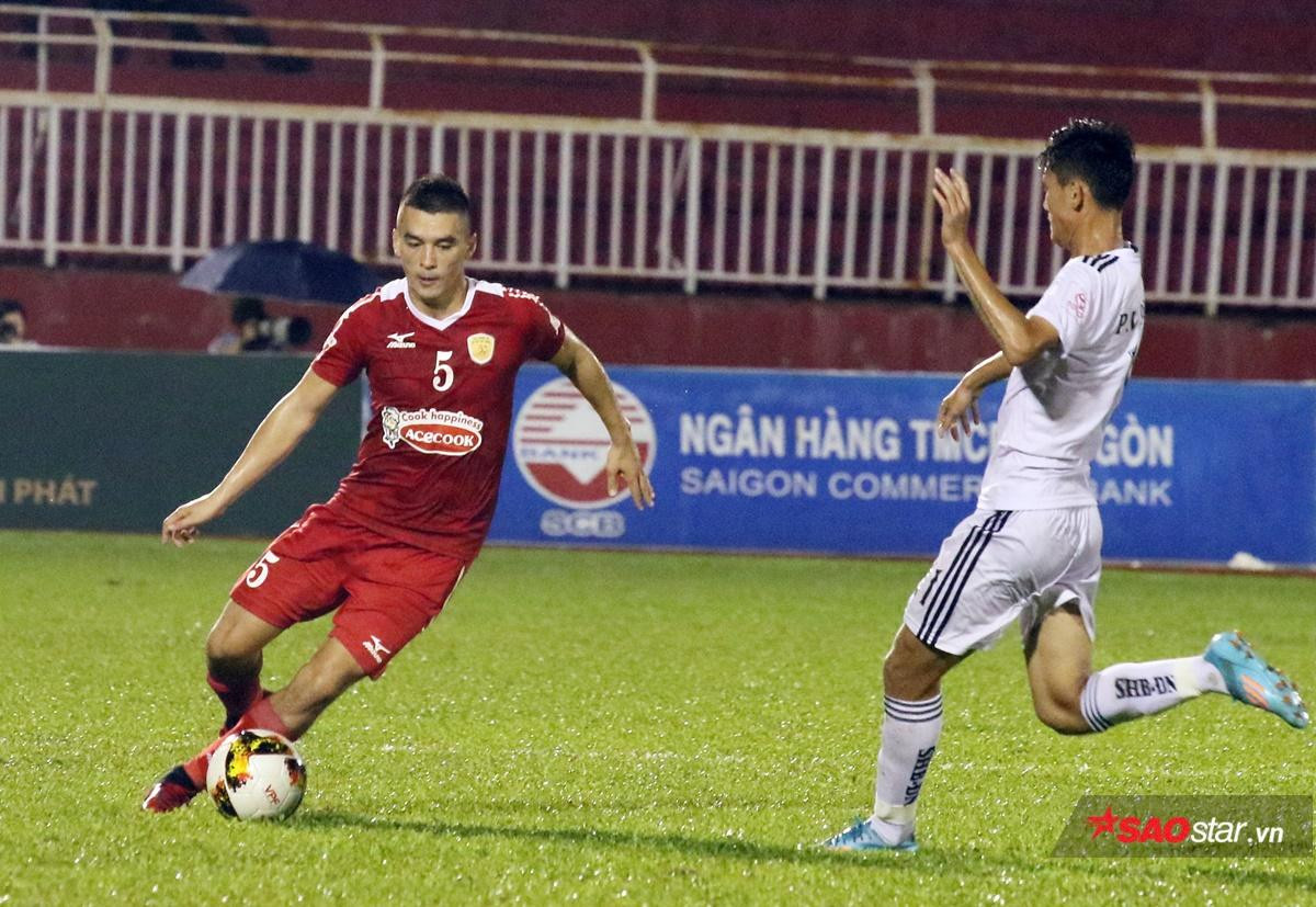 Đặng Văn Robert (áo đỏ) là người gỡ hòa 1-1 cho TP.HCM.