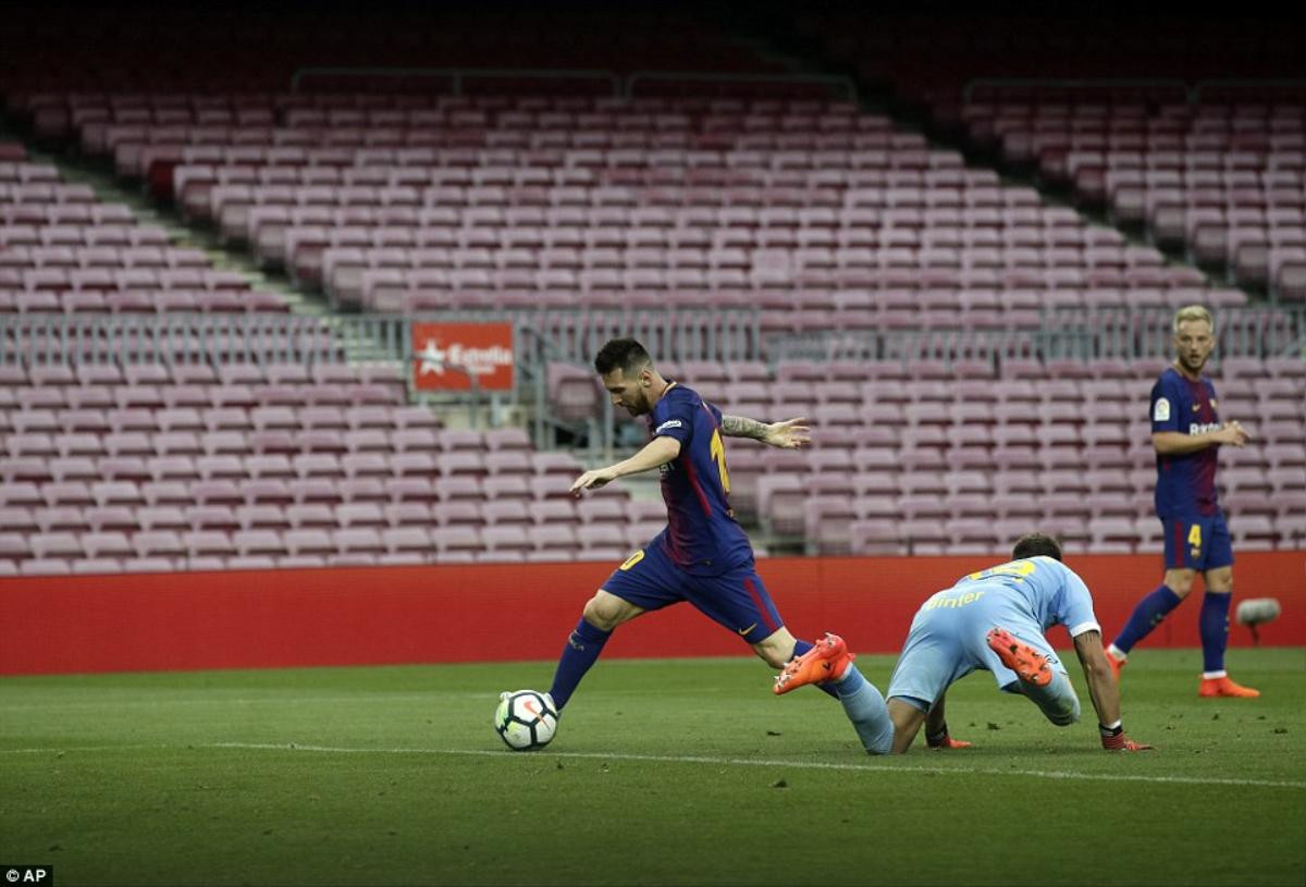 Messi ‘lên đồng’ trong ngày thánh địa Nou Camp không một bóng khán giả Ảnh 5