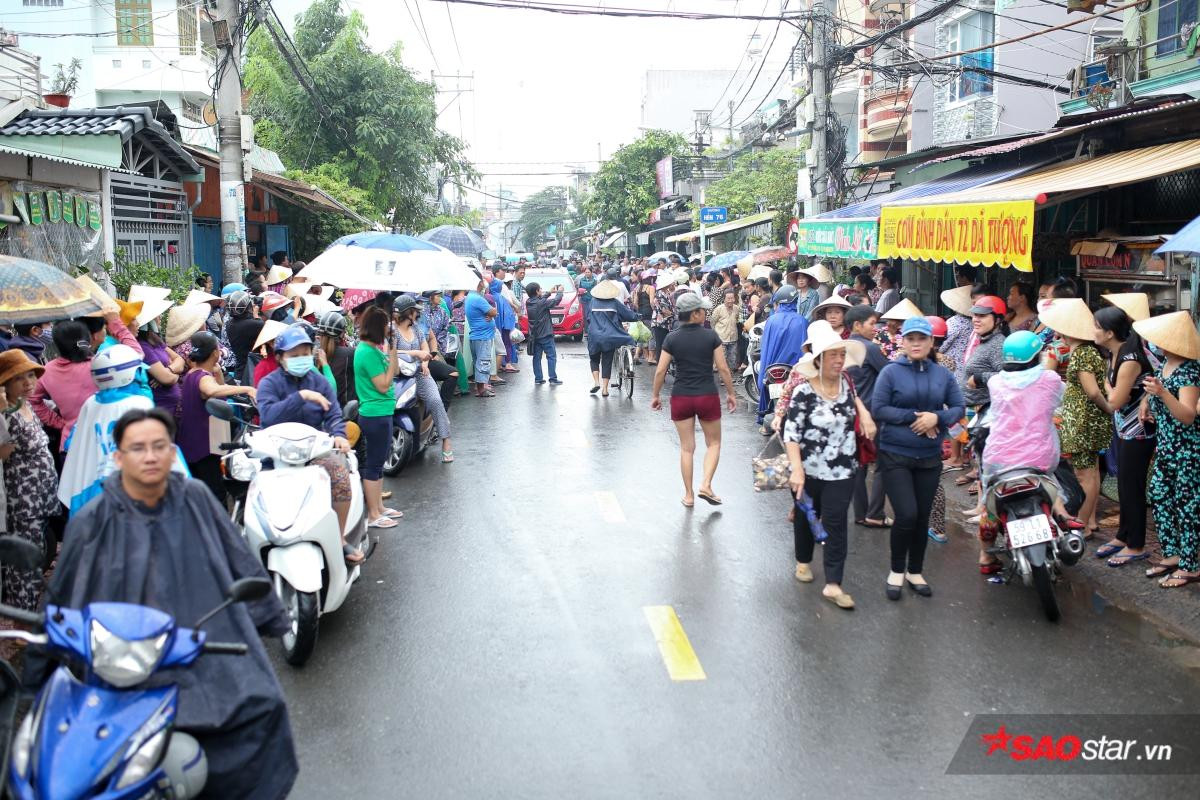 Mặc trời mưa lớn, nhiều khán giả vẫn có mặt đưa tiễn danh hài Khánh Nam về 'đất mẹ' Ảnh 7