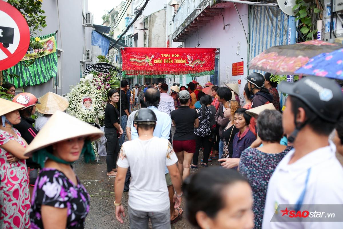 Mặc trời mưa lớn, nhiều khán giả vẫn có mặt đưa tiễn danh hài Khánh Nam về 'đất mẹ' Ảnh 8