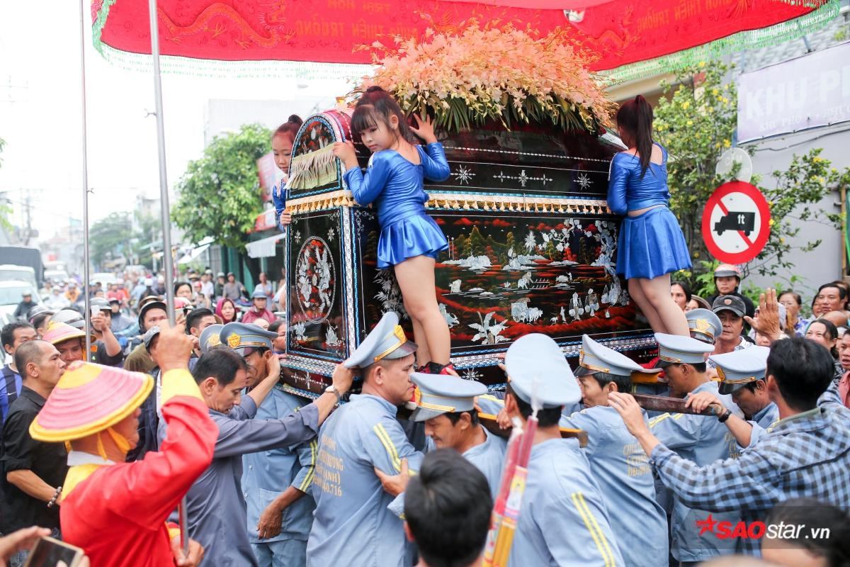 Mặc trời mưa lớn, nhiều khán giả vẫn có mặt đưa tiễn danh hài Khánh Nam về 'đất mẹ' Ảnh 11