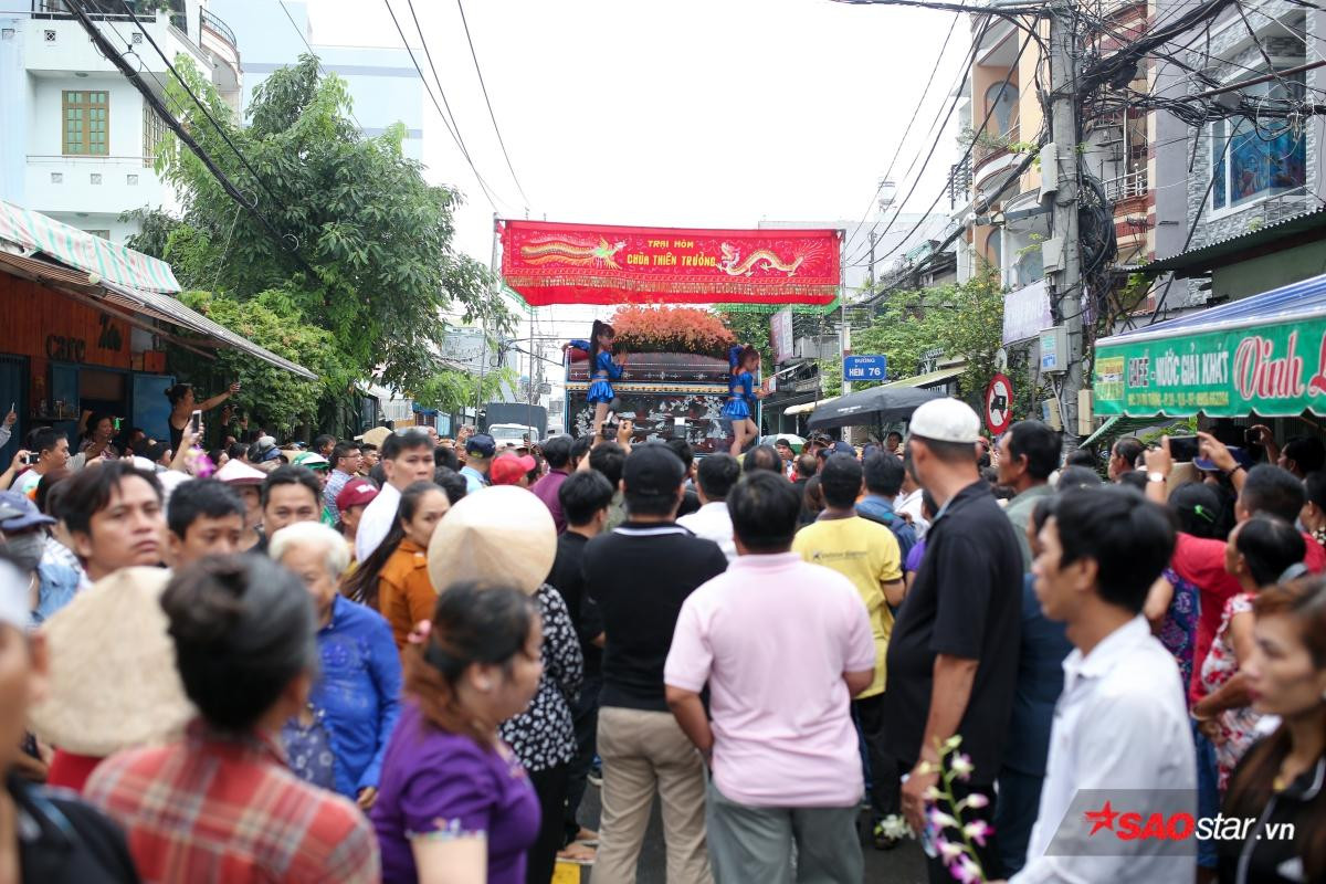 Mặc trời mưa lớn, nhiều khán giả vẫn có mặt đưa tiễn danh hài Khánh Nam về 'đất mẹ' Ảnh 12