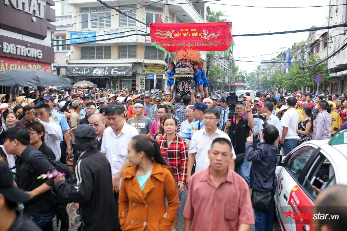 Mặc trời mưa lớn, nhiều khán giả vẫn có mặt đưa tiễn danh hài Khánh Nam về 'đất mẹ' Ảnh 13