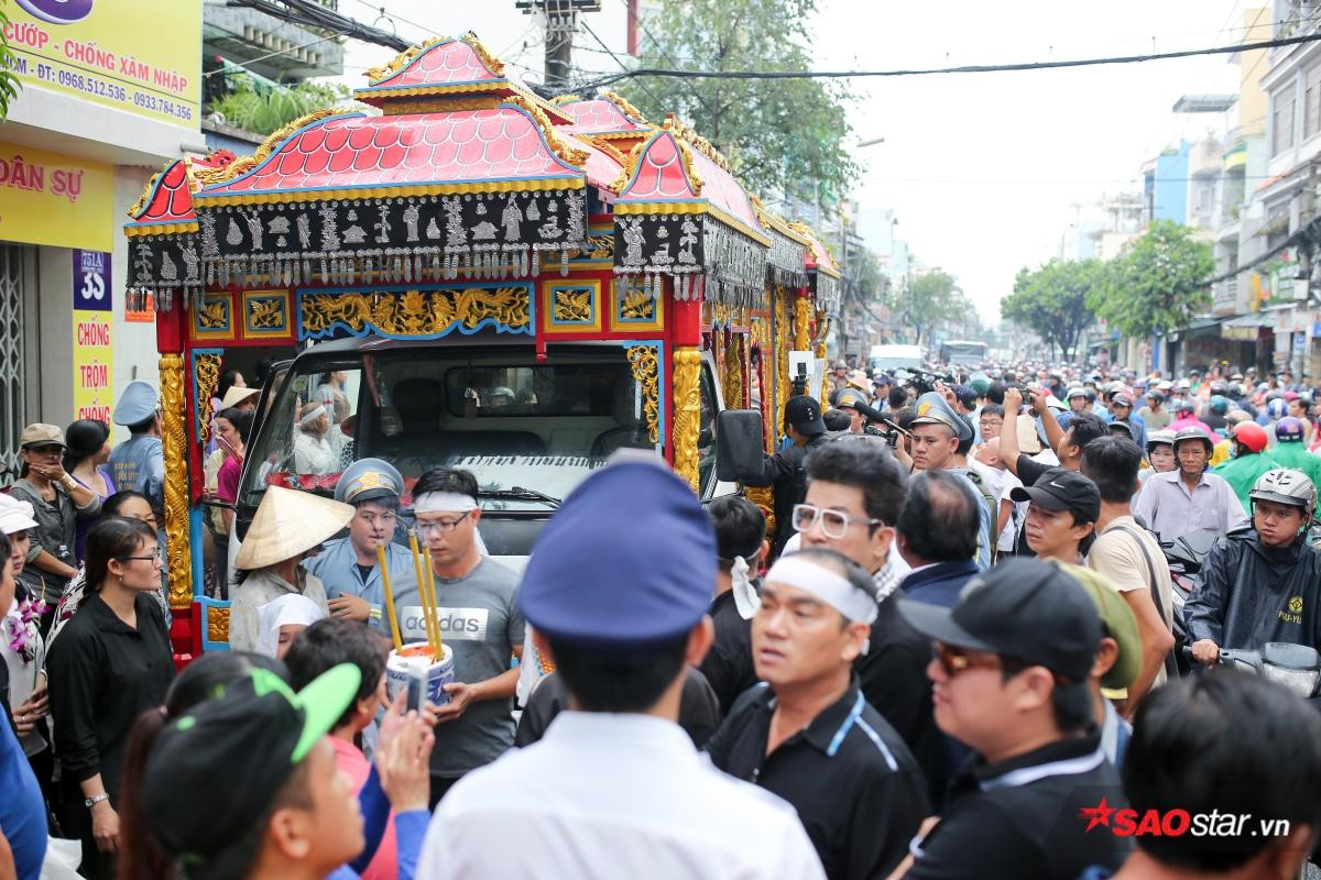 Mặc trời mưa lớn, nhiều khán giả vẫn có mặt đưa tiễn danh hài Khánh Nam về 'đất mẹ' Ảnh 16