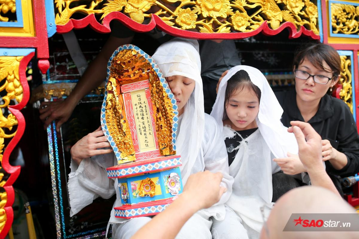 Mặc trời mưa lớn, nhiều khán giả vẫn có mặt đưa tiễn danh hài Khánh Nam về 'đất mẹ' Ảnh 17