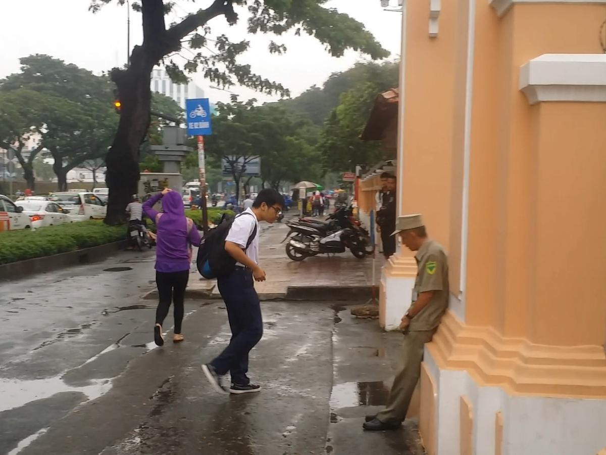 Gặp bác bảo vệ già trong câu chuyện mỗi sáng, học sinh trường Lê Hồng Phong lễ phép cúi chào Ảnh 2