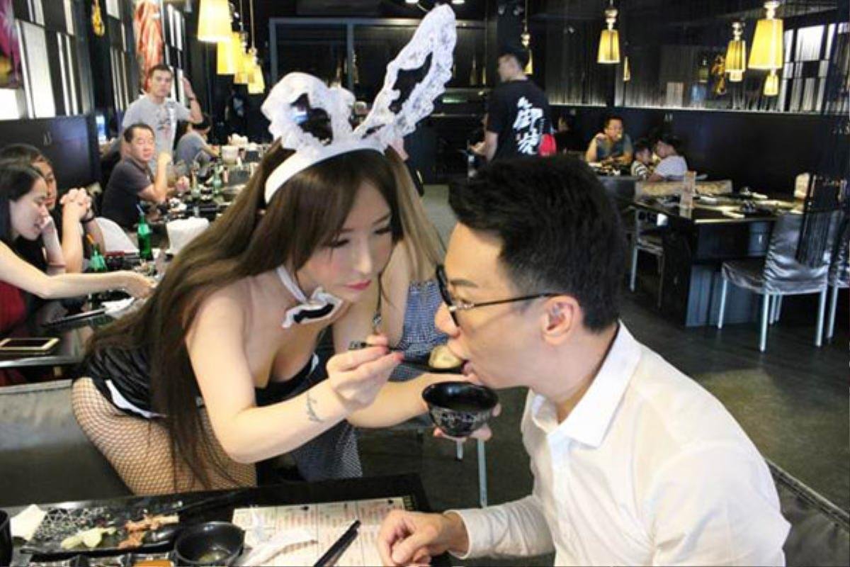 Cửa hàng thịt nướng mùa Trung thu gây sốt bởi dàn mỹ nữ Playboy bón đồ ăn cho khách Ảnh 7