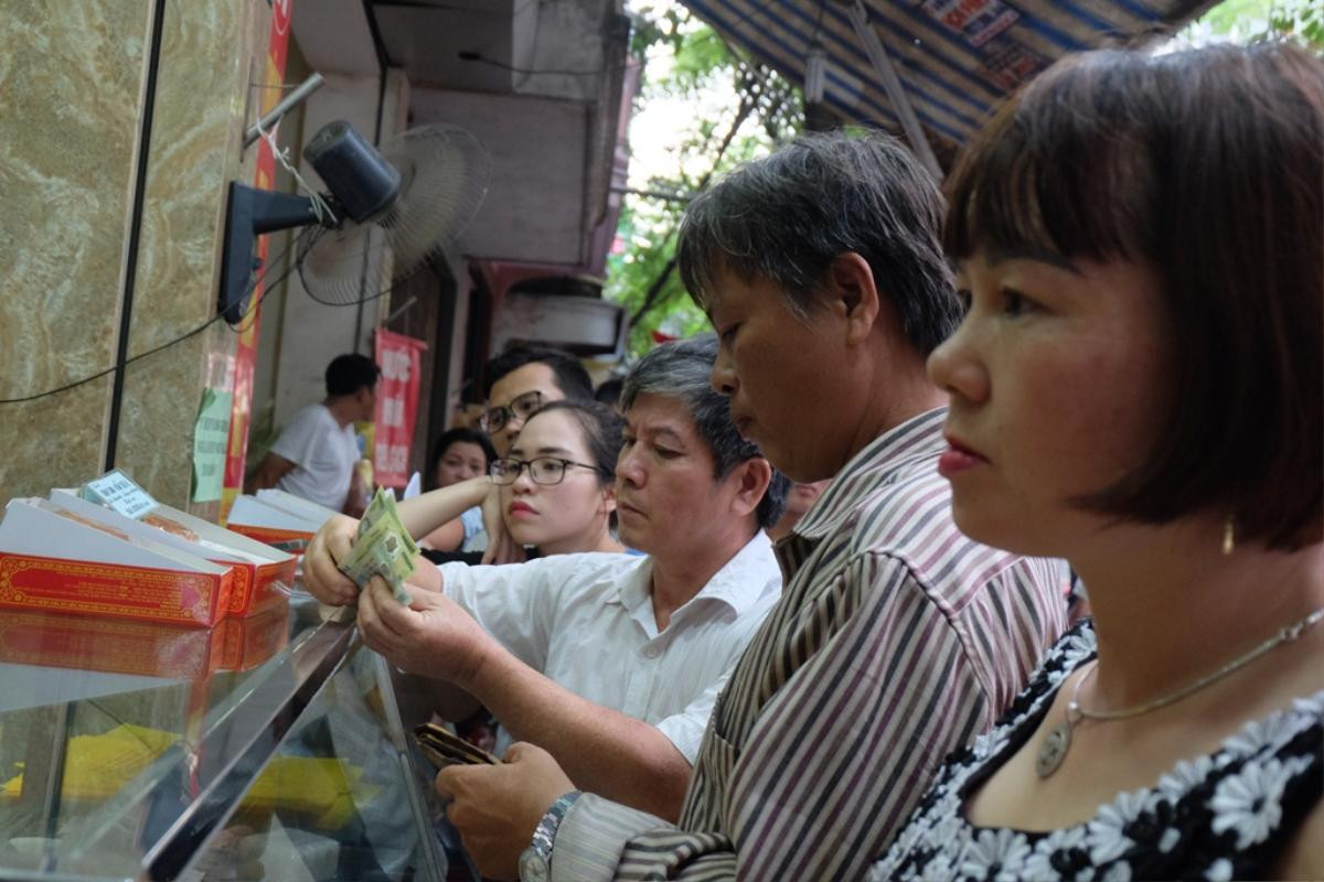 Khách xếp hàng dài đợi mua, tiệm bánh Trung thu Bảo Phương liên tục treo biển hết hàng Ảnh 5