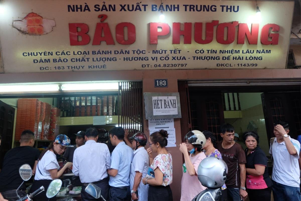 Khách xếp hàng dài đợi mua, tiệm bánh Trung thu Bảo Phương liên tục treo biển hết hàng Ảnh 14