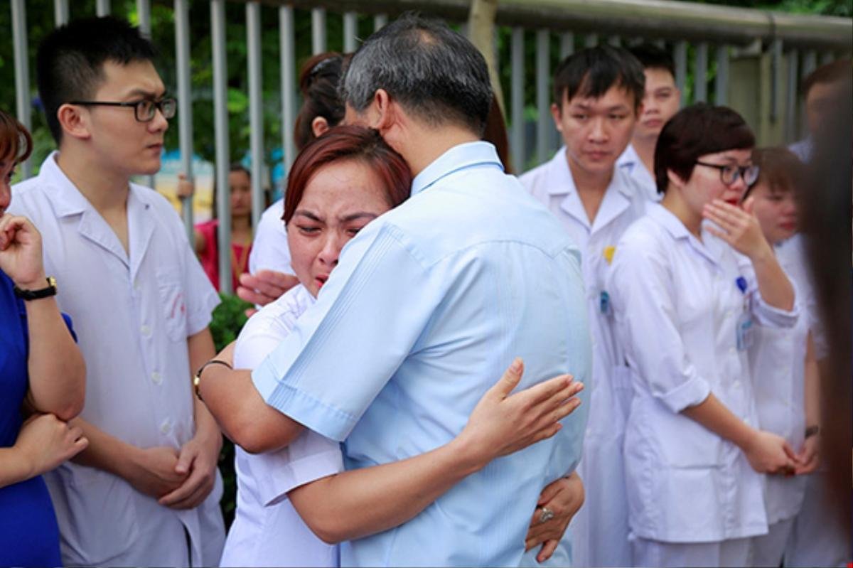 Viện trưởng Huyết học TƯ mắt đẫm lệ ngày nghỉ hưu, hàng dài bác sĩ rơi nước mắt chia tay Ảnh 3