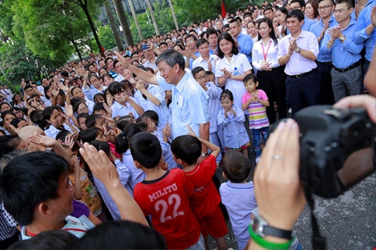 Viện trưởng Huyết học TƯ mắt đẫm lệ ngày nghỉ hưu, hàng dài bác sĩ rơi nước mắt chia tay Ảnh 4