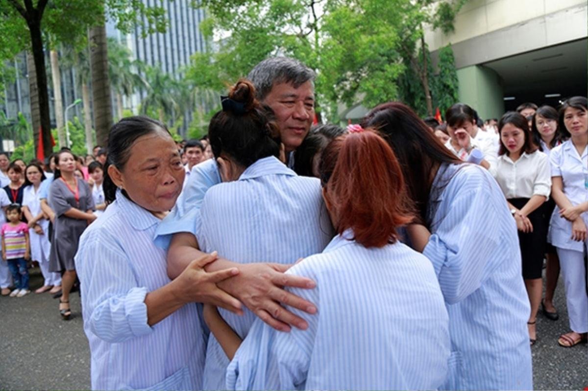 Viện trưởng Huyết học TƯ mắt đẫm lệ ngày nghỉ hưu, hàng dài bác sĩ rơi nước mắt chia tay Ảnh 6