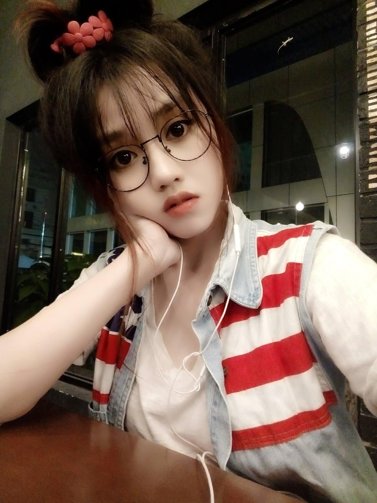 Những hot girl bỗng chốc nổi tiếng nhờ yêu bóng đá Ảnh 4