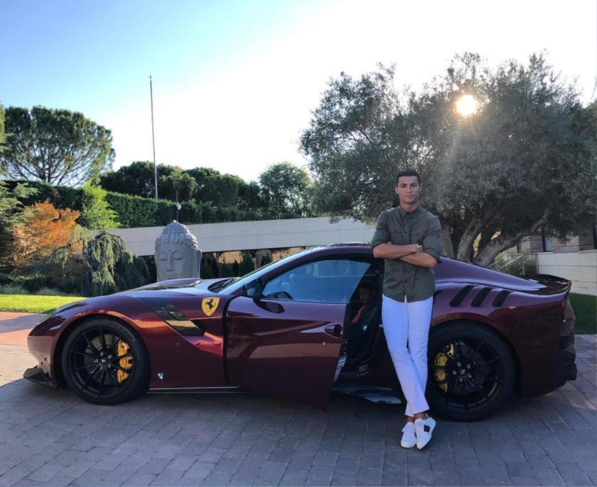 Ronaldo bị 'ném đá' vì mải khoe siêu xe triệu đô, mặc con trai gặp nguy hiểm Ảnh 2