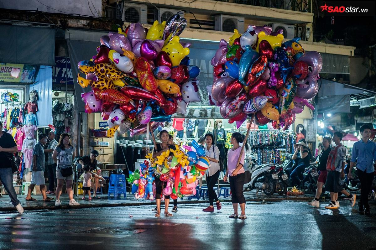 'Trung thu nhất định phải lên Hàng Mã', nên 'biển người' phải nhích từng bước một Ảnh 15