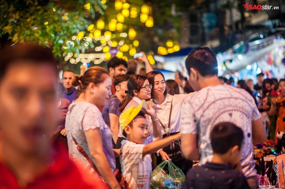 'Trung thu nhất định phải lên Hàng Mã', nên 'biển người' phải nhích từng bước một Ảnh 1