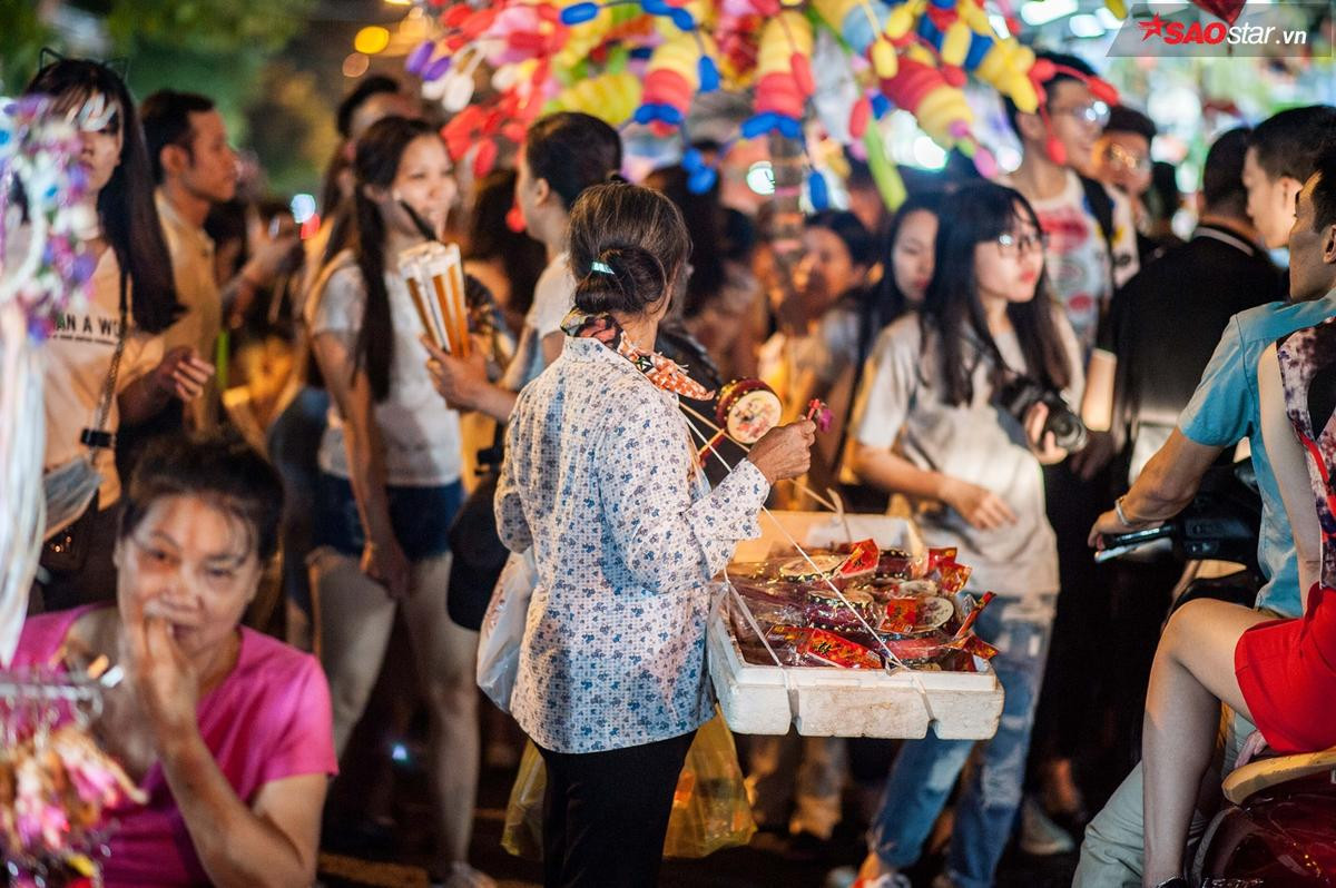 'Trung thu nhất định phải lên Hàng Mã', nên 'biển người' phải nhích từng bước một Ảnh 2